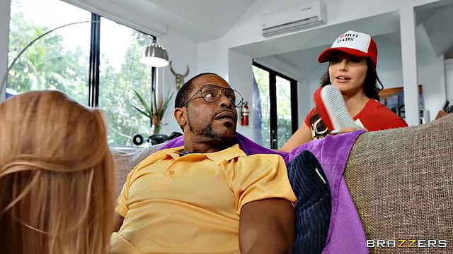 Мэнди возвращается из колледжа и соблазняет нового мужа мамы на диване, пока Вэнди не видит.