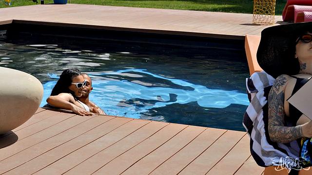 Еву кончают у бассени
