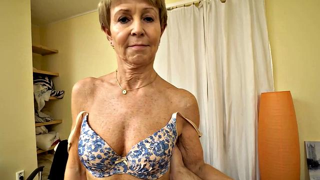 зрелая горничная соблазняет молодого парня на быстрый секс