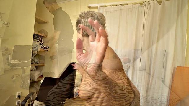 зрелая горничная соблазняет молодого парня на быстрый секс