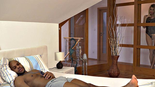 блондинка на отдыхе кайфует от большого черного члена