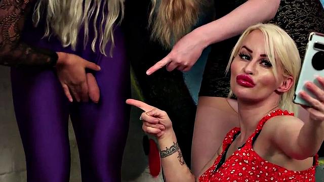 британские милфы дрочат парню в обтягивающих штанах на групповухе