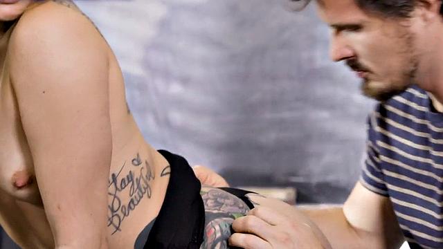 смотри, как татуированная красотка сосёт и трахается на парте