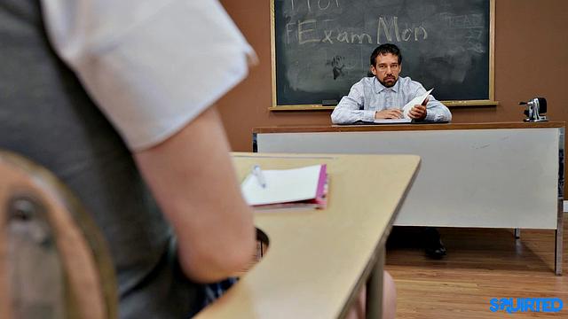 Профессор Castle заставляет взрослую студентку Ashley Lane кончать струей на парте после наказания и жесткого секса в классе.