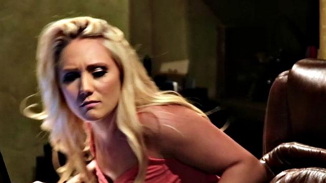 Les babe enjoys tribbing sex with GF on bed