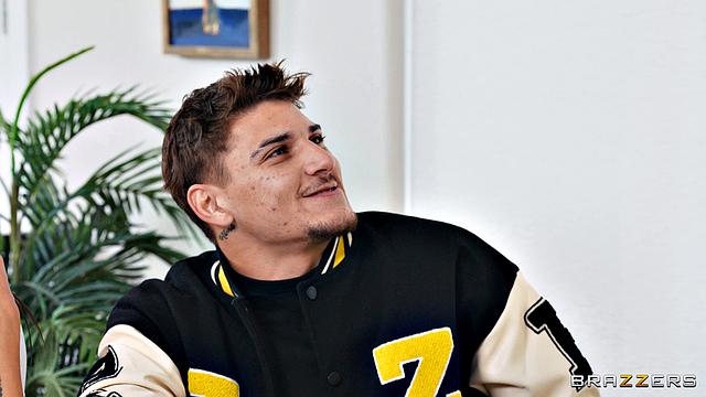 сексуальная брюнетка в очках отвлекается от учёбы на страсть