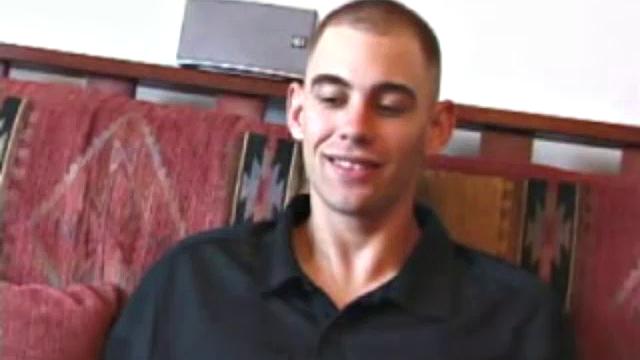 Ник устраивает жаркую дрочку с игрушками и заливает сперму на камеру для парней.