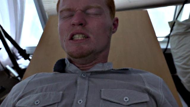 Рыжему парню в офисе показали, как работает большая чёрная палка