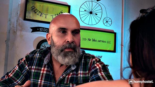 Ариана заселилась в хостел, а сосед уже дрочит под её голое тело и зовёт на взрослые развлечения с bbc