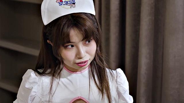 шальная медсестра Ranako сводит пациента с ума страстным минетом