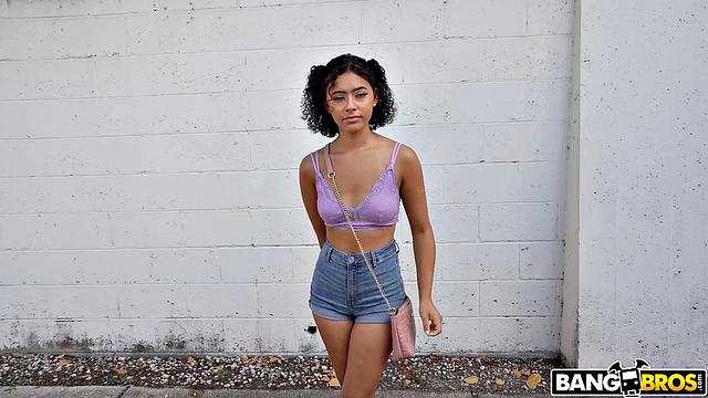 Дани Диаз раздевается за деньги и жадно отсасывает Петеру Грину, потом получает мощный трах и кончает на лицо.