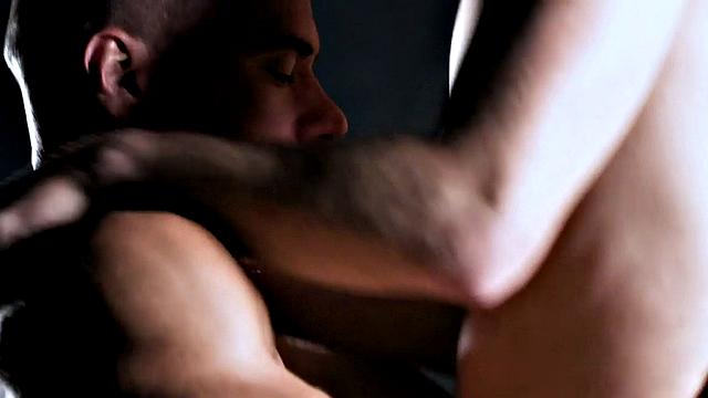 качок-священник жёстко наказывает татуированного бунтаря в анал