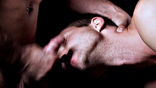 качок-священник жёстко наказывает татуированного бунтаря в анал