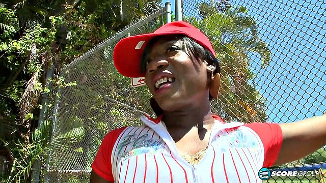 эбони в косплее сосёт и ловит густой залив