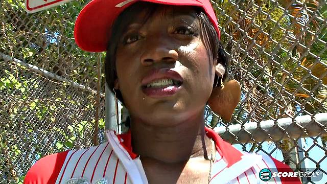 эбони в косплее сосёт и ловит густой залив