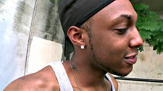 чёрный красавчик запрыгнул на белого хитреца и попал по полной