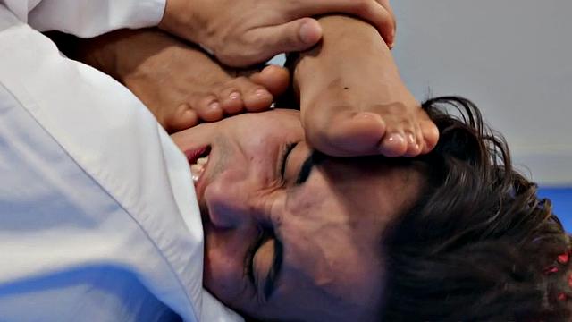 эбони с маленькой грудью садится верхом на коротышку-женская власть в деле