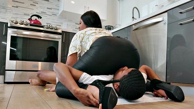 Curvy ebony humped by short guy