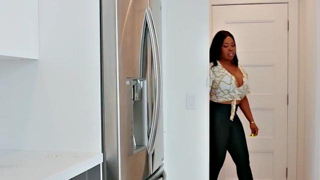 Curvy ebony humped by short guy