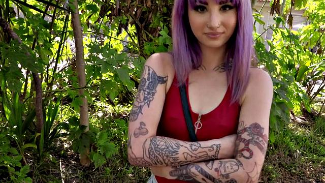 проколотая киска лихо катается в pov и смеётся над гонораром