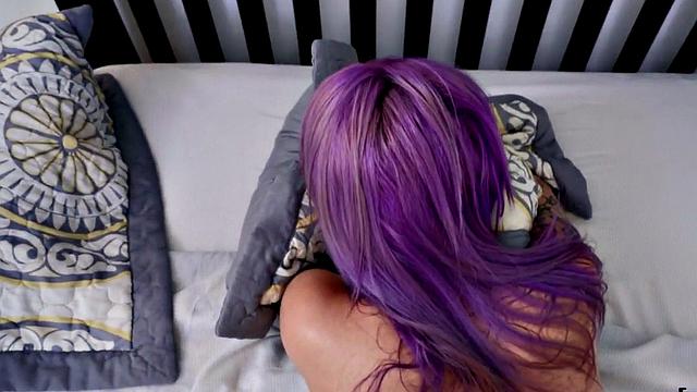 проколотая киска лихо катается в pov и смеётся над гонораром