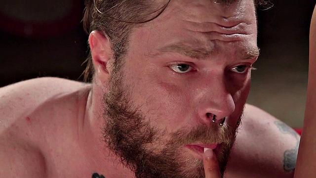 смотри, как беременная волосатая госпожа приказывает лизать ей жопу с дилдо