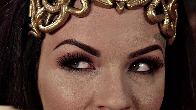 смотри, как беременная волосатая госпожа приказывает лизать ей жопу с дилдо