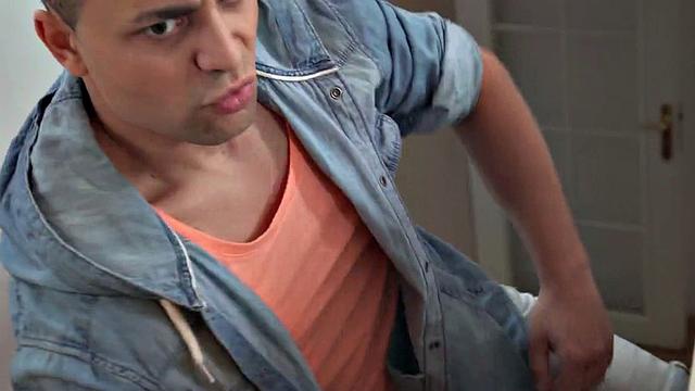 стройная брюнетка принимает мощный член в миссионере