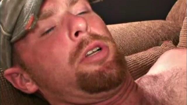 Зак не сдерживает себя и заливает себя спермой