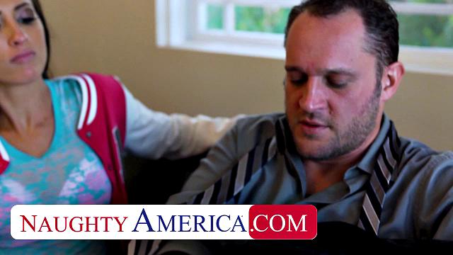 студентка Лизз Тейлер соблазняет богатого папика ради жёсткого секса