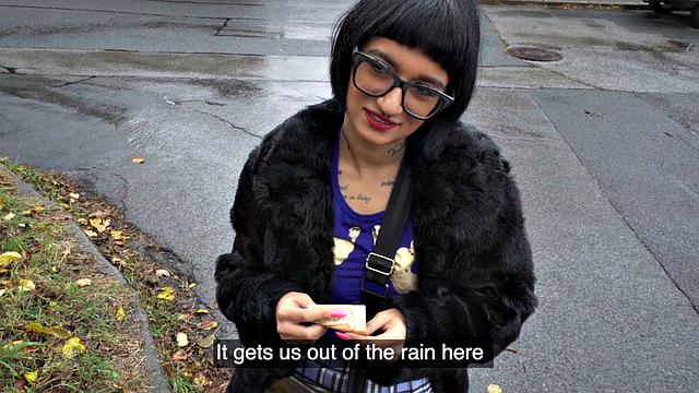 татуированная альтернативщица отдалась за деньги прямо на улице