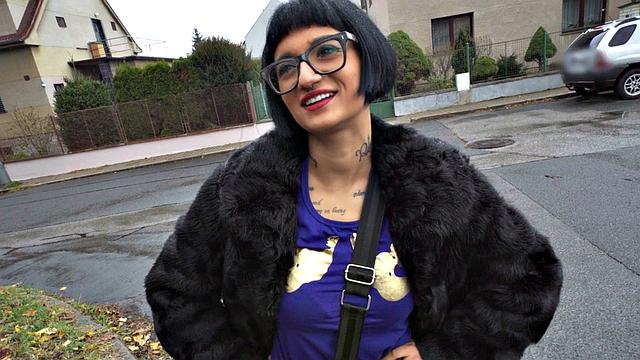 Public babe picked up and got her pussy banged for cash