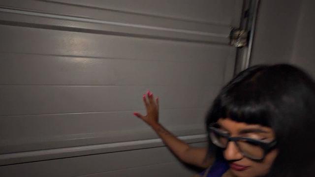 татуированная альтернативщица отдалась за деньги прямо на улице