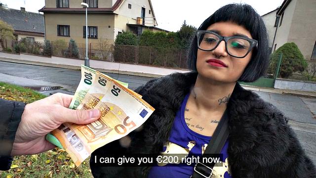 татуированная альтернативщица отдалась за деньги прямо на улице