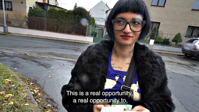 татуированная альтернативщица отдалась за деньги прямо на улице