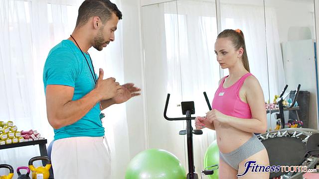 Милф и стройная брюнетка устраивают жаркую тройку с Марвином в спортзале, обе ластятся и ебутся на скамье, пока одна сидит на лице, а другая скачет на члене.