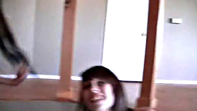 татуированная брюнетка с жадностью лижет гладкую киску под солнцем