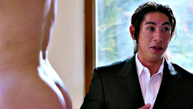 рыжая мачеха делает масляный дроч своему пасынку