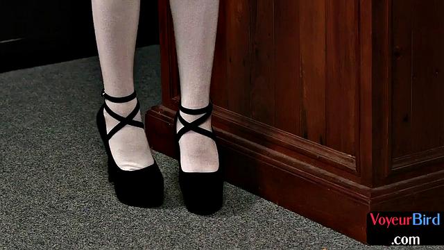 блондинка-студентка соблазняет препода в чулках и на каблуках