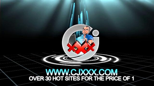 кори дрочит и показывает свой большой член