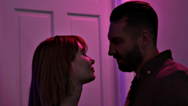 огненная рыжая скачет на члене и глотает до конца