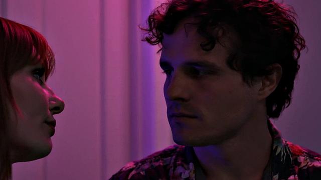 огненная рыжая скачет на члене и глотает до конца