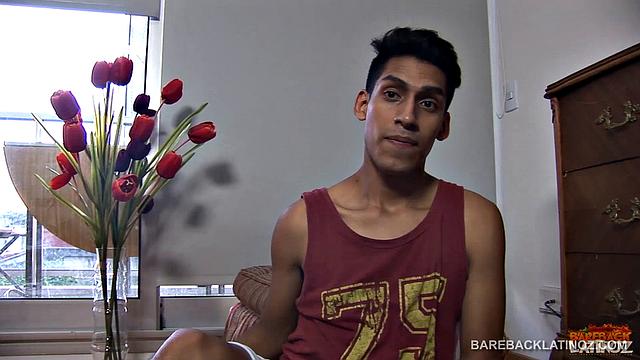 Латино красавчик Алехо раздевается медленно и разрывает жопу огромным дилдо