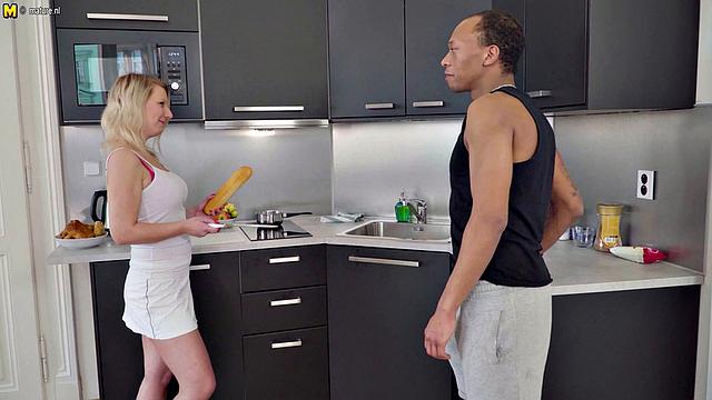 зрелая трахается с черным в кухне