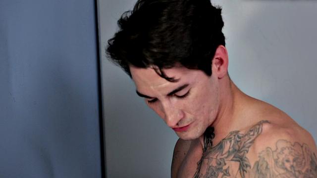 Inked muscular jock jerking off in solo