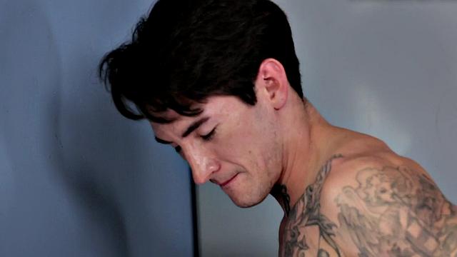 Inked muscular jock jerking off in solo