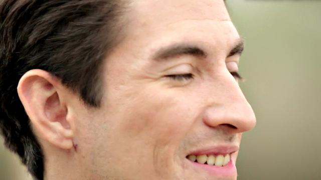 Inked muscular jock jerking off in solo