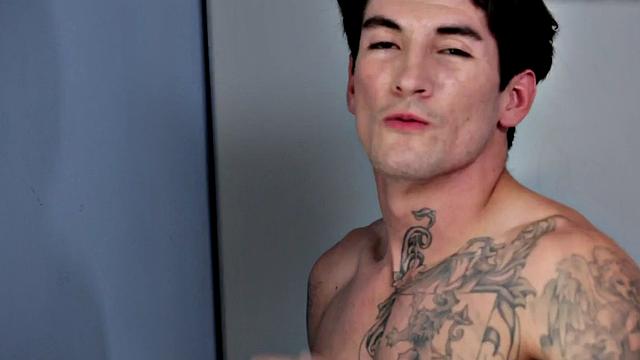 Inked muscular jock jerking off in solo