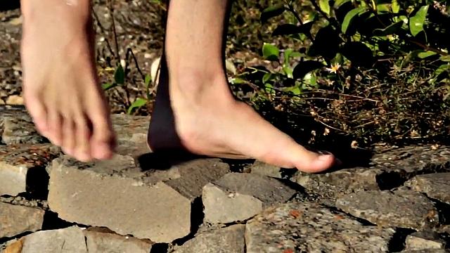 Inked muscular jock jerking off in solo