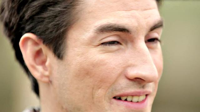 Inked muscular jock jerking off in solo